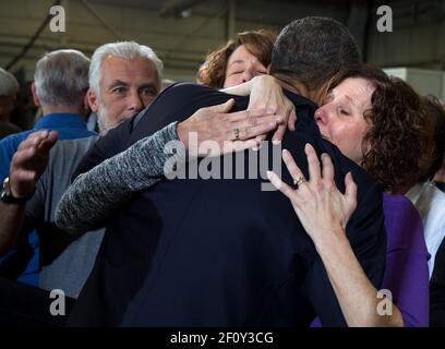 3 aprile 2013 - il presidente Obama abbracca sue Connors e Jane Dougherty, a destra, seguendo le sue osservazioni alla Denver Police Academy Foto Stock