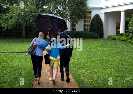 Il presidente Obama cammina da Marine One all'Ufficio ovale che tiene un ombrello per gli aiuti Valerie Jarrett e Anita Decker Breckenridge ca. 5/18/2015 Foto Stock