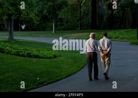 Il presidente Barack Obama ed il vice presidente Joe Biden camminano intorno al prato sud della Casa Bianca Domenica 24 2011 luglio. Foto Stock