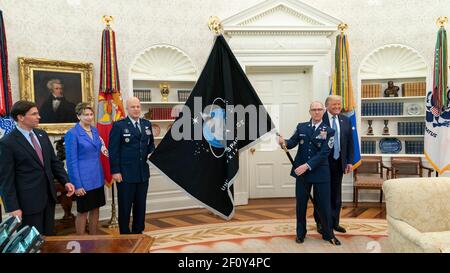 US Space Force CSO GEN Jay Raymond e US Space Force Senior Enlisted Advisor CMSgt Roger Towberman presentano il presidente Donald Trump con la bandiera della forza spaziale statunitense giovedì 15 2020 maggio presso l'ufficio ovale della Casa Bianca. Foto Stock