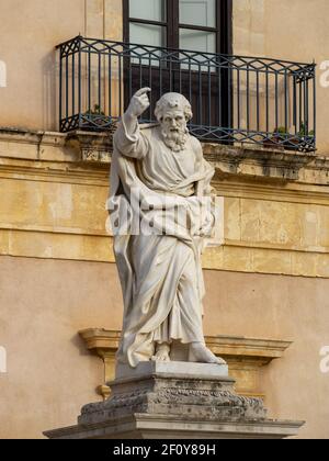 Ignazio Marabitti statua di San Paolo sulla Cattedrale di Siracusa Foto Stock