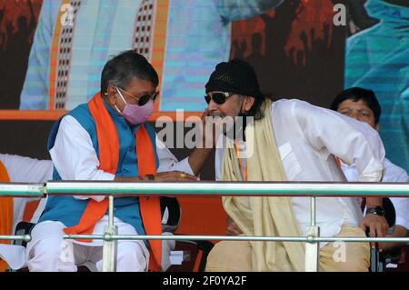 Kolkata, India. 07 marzo 2021. (3/7/2021) Bengalesi Filmstar Mithun Chakraborty e Bharatiya Janta Party o BJP Segretario Generale Nazionale kailash Vijayvargiya durante il primo Mintiter Narendra modi elezione campain raduno in brigata parata prima delle elezioni di assemblea legislativa statale. (Foto di Ved Prakash/Pacific Press/Sipa USA) Credit: Sipa USA/Alamy Live News Foto Stock