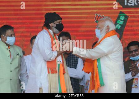 Kolkata, India. 07 marzo 2021. (3/7/2021) Bengalesi Filmstar Mithun Chakraborty ha feliciato il primo minsiter Narendra modi durante una campagna elettorale rally a Brigade Parade terra prima delle elezioni legislative dello stato. (Foto di Ved Prakash/Pacific Press/Sipa USA) Credit: Sipa USA/Alamy Live News Foto Stock