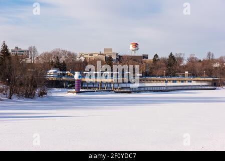 Quebec, Quebec, Canada – 7 février 2021 : la piscina Marina Saint-Roch e il fiume ghiacciato Saint-Charles in inverno. Foto Stock