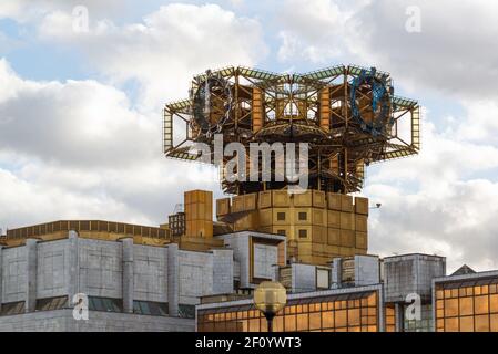 L'orologio sulla costruzione del Presidium della Accademia Russa delle Scienze a Mosca Foto Stock