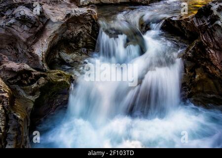 Piccola cascata di un fiume di montagna veloce e cristallino, su una roccia, lunga esposizione con effetto seta, Pirenei catalani, Lleida, Spagna Foto Stock