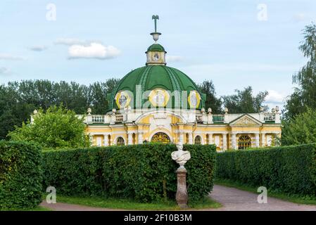 Mosca, Russia - Giugno 10.2016. Pavilion Grotta di Kuskovo Estate Lubyanka design e paesaggio Foto Stock