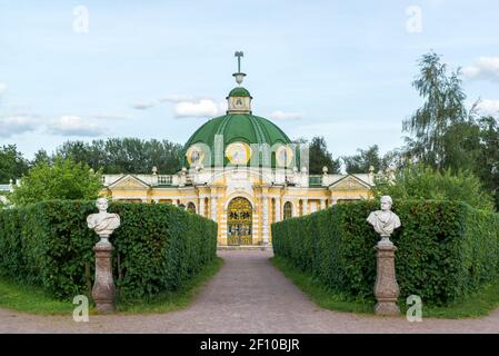 Mosca, Russia - Giugno 10.2016. Pavilion Grotta di Kuskovo Estate Lubyanka design e paesaggio Foto Stock