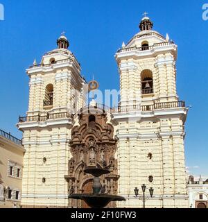 Convento de San Francisco, vista panoramica della chiesa di San francisco e monastero a Lima, Perù Foto Stock