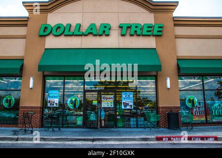 Loganville, GA / USA - 07 20 20: Vista del cartello e l'ingresso di un negozio al dettaglio Dollar Tree con una persona che apre la porta Foto Stock