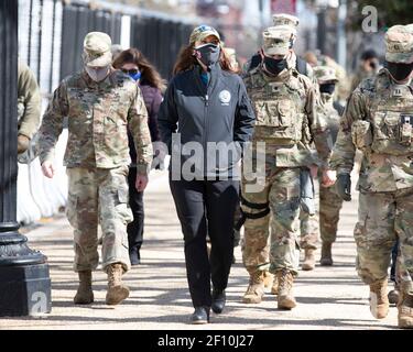 Michigan, Gov. Gretchen Whitmer visita con i soldati con la 177th Military Police Brigade, Michigan National Guard, vicino al Campidoglio degli Stati Uniti 5 marzo 2021 a Washington, D.C. la Guardia Nazionale continuerà a sostenere le forze dell'ordine federali con la sicurezza intorno al Campidoglio fino alla fine di marzo. Foto Stock