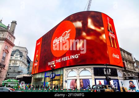 Iconico schermo pubblicitario (Piccadilly Lights) a Piccadilly Circus che mostra una pubblicità Coca Cola, Londra, Regno Unito Foto Stock