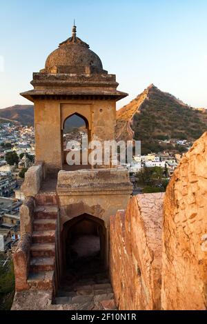 Fortificazione con bastioni di Jaigarh forte e Amer o Amber Città vicino Jaipur città India vista serale Foto Stock
