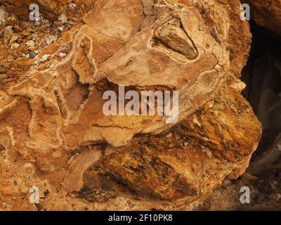 Roccia vulcanica arancione trovata nel cratere del vulcano Sousaki, Grecia Foto Stock