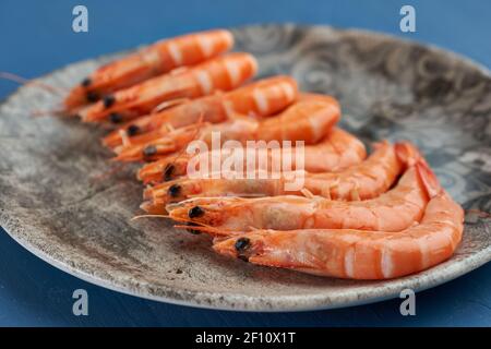 Closeup di gamberetti rossi crudi freschi dal mercato del pesce Foto Stock