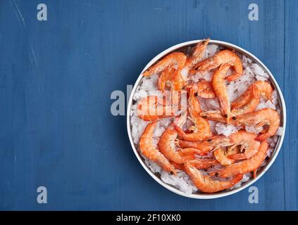 Closeup di gamberetti rossi crudi freschi dal mercato del pesce tenuto su ghiaccio Foto Stock