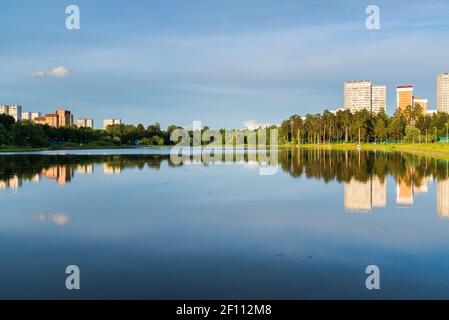 Scuola lago nella luce del tramonto in Zelenograd di Mosca, Russia Foto Stock
