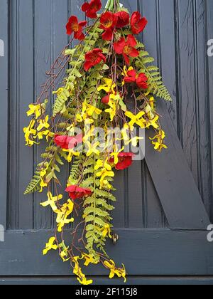 Fiori su una porta Foto Stock