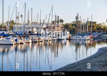 Barche ormeggiate a Mission Bay in una mattina invernale. San Diego, California, Stati Uniti. Foto Stock