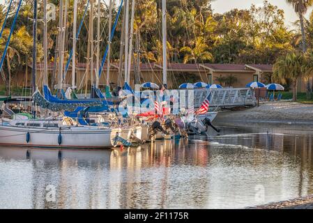 Barche ormeggiate a Mission Bay in una mattina invernale. San Diego, California, Stati Uniti. Foto Stock