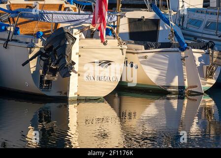 Barche ormeggiate a Mission Bay in una mattina invernale. San Diego, California, Stati Uniti. Foto Stock