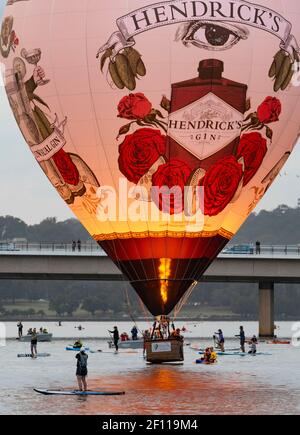 Canberra, ACT, Australia, 08 Mar 2021. Skimming Lake Burley Griffin per il divertimento della folla, in particolare quelli a base d'acqua.The Canberra Balloon Spectacular, precedentemente noto come Canberra Balloon Festival, è un festival annuale di mongolfiera che si svolge presso i prati della vecchia casa del Parlamento a Canberra, Australia. Credit: Darren Weinert/Alamy Live News Foto Stock