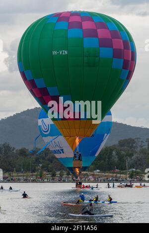 Canberra, ACT, Australia, 08 Mar 2021. Skimming Lake Burley Griffin per il divertimento della folla, in particolare quelli a base d'acqua.The Canberra Balloon Spectacular, precedentemente noto come Canberra Balloon Festival, è un festival annuale di mongolfiera che si svolge presso i prati della vecchia casa del Parlamento a Canberra, Australia. Credit: Darren Weinert/Alamy Live News Foto Stock