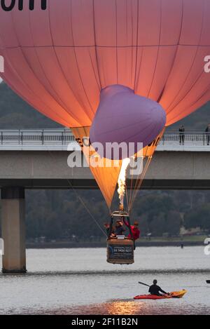Canberra, ACT, Australia, 08 Mar 2021. Skimming Lake Burley Griffin per il divertimento della folla, in particolare quelli a base d'acqua.The Canberra Balloon Spectacular, precedentemente noto come Canberra Balloon Festival, è un festival annuale di mongolfiera che si svolge presso i prati della vecchia casa del Parlamento a Canberra, Australia. Credit: Darren Weinert/Alamy Live News Foto Stock