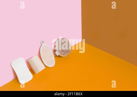 Set di elementi essenziali per il bagno senza sprechi su sfondo a colori. Set di lavaggi per peeling. copyspace Foto Stock