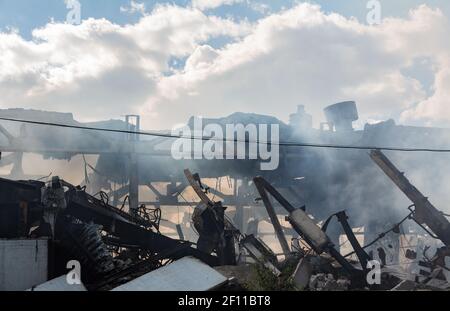 Disastro tecnologico, incendio, edificio industriale distrutto, fumo Foto Stock