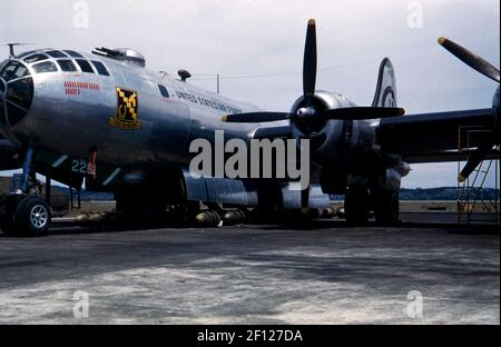 Vista frontale di tre quarti a sinistra di una Superfortilt Boeing B-29 con bombe sotto l'aereo. L'arte del naso include il soprannome "forza per la libertà" con il simbolo e il numero di missioni bomba rappresentate come bombe. Foto Stock