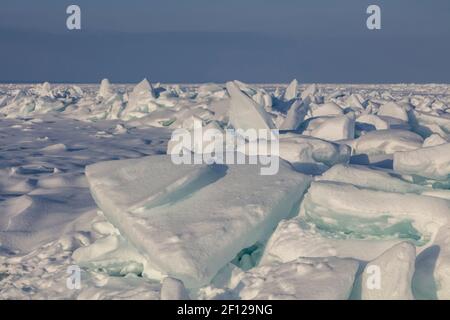 Ice build-up, stretto di Mackinac, tra il lago Michigan e il lago Huron, Michigan, USA, febbraio, di James D Coppinger/Dembinsky Photo Assoc Foto Stock