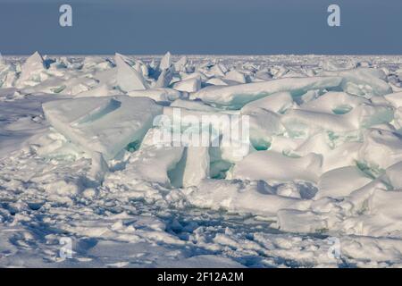 Ice build-up, stretto di Mackinac, tra il lago Michigan e il lago Huron, Michigan, USA, febbraio, di James D Coppinger/Dembinsky Photo Assoc Foto Stock