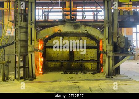 Lato posteriore di altoforno incandescente con fuoco Foto Stock