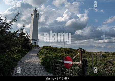 Faro sulla riva della spiaggia di Blavand in Danimarca Foto Stock