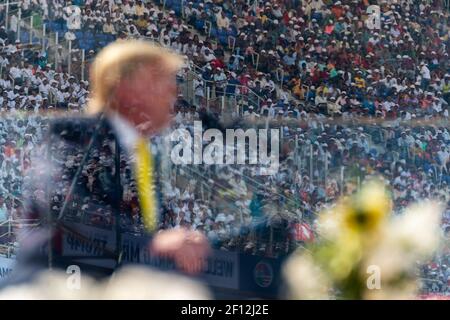 Il presidente Donald Trump si rivolge al Rally di Namaste Trump lunedì 24 2020 febbraio presso lo stadio Motera di Ahmedabad, India. Foto Stock