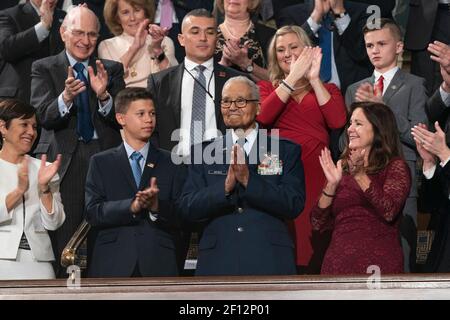 Ospite della state of the Union Gallery, 100 anni, in pensione Tuskegee Airman Brigadier, il generale Charles McGee di Bethesda M. Unito dal nipote Iain Lanphier, è applaudito dalla seconda Signora Karen Pence come heâ€™s introdotto dal presidente Donald Trump martedì 4 febbraio 2020 durante l'intervento dello Stato dell'Unione all'indirizzo Il Campidoglio degli Stati Uniti a Washington D.C. Foto Stock