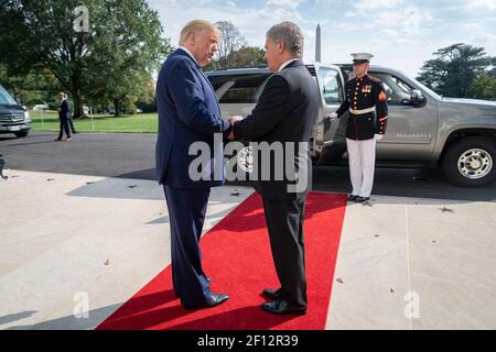 Il presidente Donald Trump saluta il presidente finlandese Sauli NiinistÃ¶ mercoledì 2 ottobre 2019 dal portico meridionale della Casa Bianca. Foto Stock