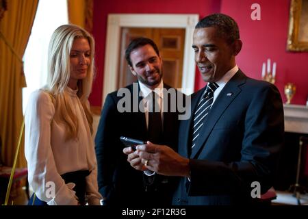 Il presidente Barack Obama visita con 2010 NASCAR campione Jimmie Johnson e sua moglie Chandra nella Red Room della Casa Bianca prima di una cerimonia per onorare JohnsonÕs NASCAR Sprint Cup Series Championship 7 settembre 2011. Foto Stock