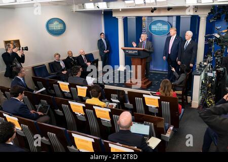 Direttore del National Institute of Allergy and Infectious Diseases il Dr. Anthony S. Fauci ha commentato durante un briefing sull'aggiornamento del coronavirus venerdì 10 2020 aprile nella Sala Stampa di James S. Brady della Casa Bianca. Foto Stock