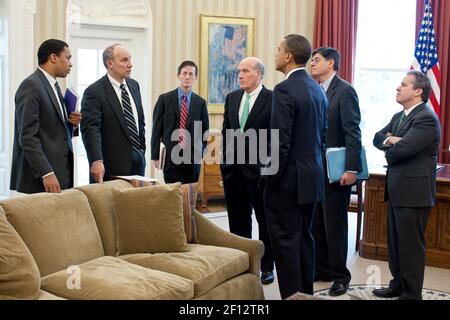 Il presidente Barack Obama parla con i consulenti nell'Ufficio ovale 7 aprile 2011. Incontro con il Presidente di sinistra: Rob Nabors; Phil Schiliro; Bruce Reed; Bill Daley; Jack Lew; E gene Sperling. Foto Stock