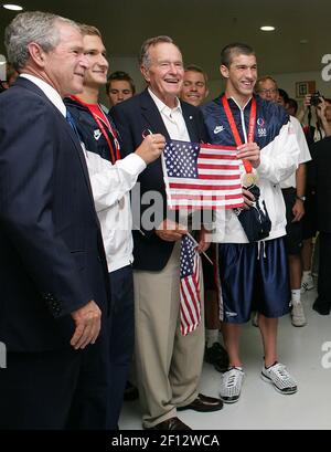 Il presidente George W. Bush e l'ex presidente George H.W. Bush posa per le foto con gli Stati Uniti olimpici nuotatori Larsen Jensen sinistra e Michael Phelps Domenica 10 2008 agosto al National Aquatics Center a Pechino. Foto Stock