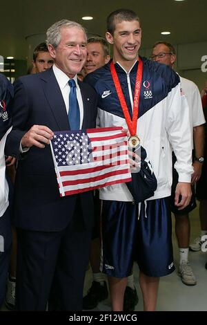 Il presidente George W. Bush si pone per una foto con la medaglia d'oro olimpica statunitense Michael Phelps durante la sua visita domenica 10 2008 agosto al National Aquatic Center di Pechino, dove Phelps ha vinto la sua prima medaglia d'oro olimpica nella medaglia individuale da 400 metri degli uomini. Foto Stock