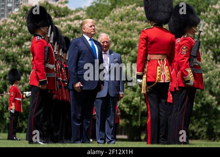 Il presidente Donald Trump ha Unito il principe Charles ispeziona la Guardia d'onore durante la cerimonia ufficiale di benvenuto a Buckingham Palace lunedì 3 giugno 2019 a Londra. Foto Stock