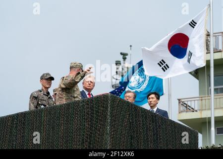 Il presidente Donald Trump si è Unito al presidente della Repubblica di Corea del Sud Moon Jae-in tournée nella zona demilitarizzata coreana domenica 30 2019 giugno tra la Corea del Nord e la Corea del Sud. Foto Stock