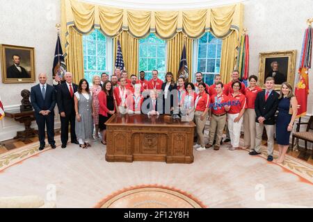 Il presidente Donald Trump e la First Lady Melania Trump si sono Uniti al vicepresidente Mike Pence e alla seconda Lady Karen Pence per una foto con i membri del Team USA per i Giochi Olimpici speciali del mondo 2019 giovedì 18 2019 luglio presso l'Ufficio ovale della Casa Bianca. Foto Stock