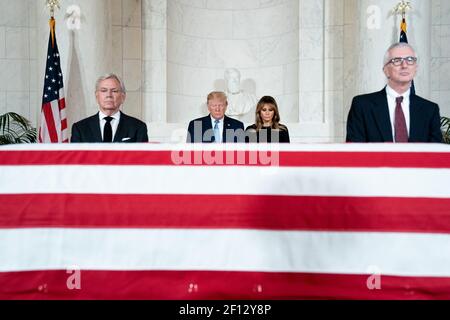 Il presidente Donald Trump e la First Lady Melania Trump onorano il loro servizio funebre lunedì 22 2019 luglio per il pensionato membro della Corte Suprema degli Stati Uniti, la giustizia John Paul Stevens, alla Corte Suprema degli Stati Uniti, a Washington D.C. Foto Stock