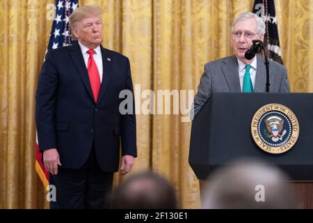 Il presidente Donald Trump onora il leader della maggioranza del Senato Mitch McConnell durante l'evento delle pietre miliari della conferma giudiziaria federale mercoledì 6 novembre 2019 nella Sala Est della Casa Bianca. Foto Stock