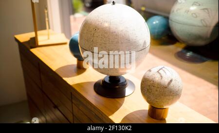 set di globi mondiali su un tavolo di legno con specchio Foto Stock