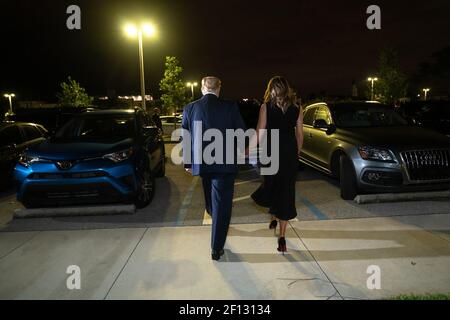Il presidente Donald Trump e la First Lady Melania Trump partono dalla Chiesa della Famiglia a West Palm Beach, la domenica 24 2019 dicembre, dopo aver partecipato al servizio della vigilia di Natale. Foto Stock
